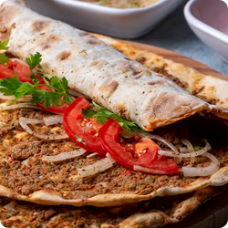 Lahmacun türk.Pizza mit Dönerfleisch